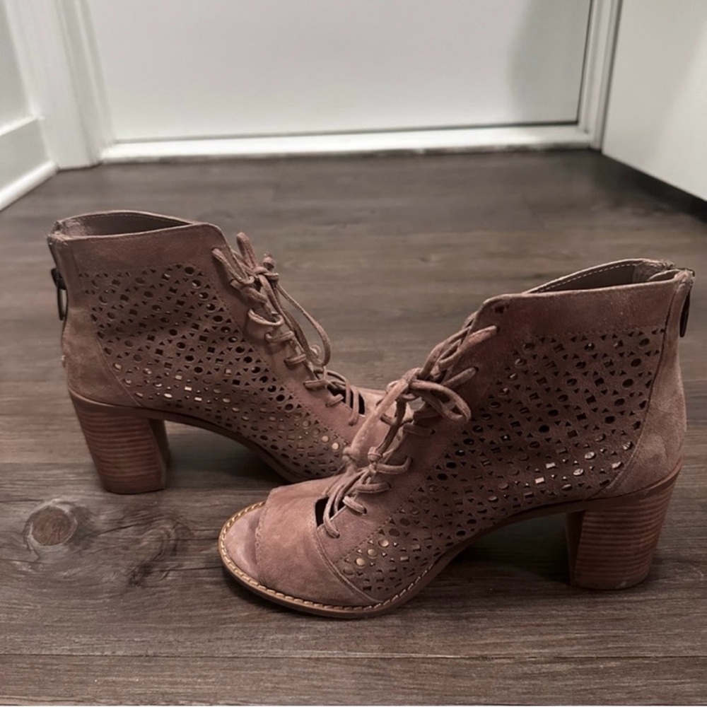 🌻 Tan VINCE CAMUTO Trevan Cutout Lace Up Peep Toe
Ankle Booties - Size 7.5 - Picture 2 of 13